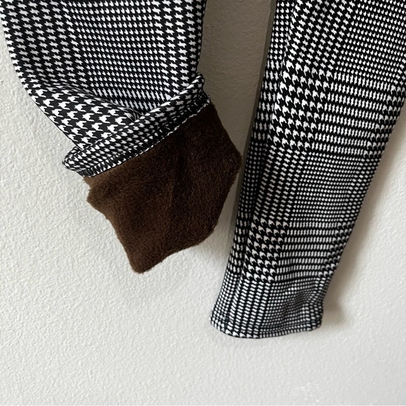 JUST COZY- NWT High Rise Black and White Printed Fleece Lined Leggings Size M/L - Picture 2 of 4